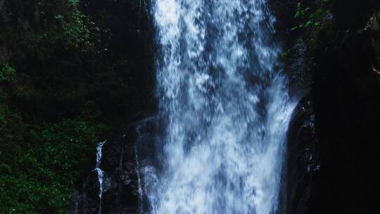 林中瀑布中景  下摇 上摇