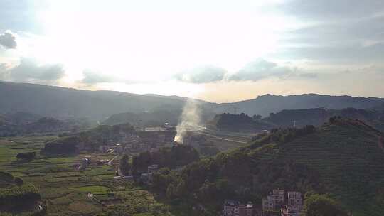 深山里面的村庄做饭时的烟雾