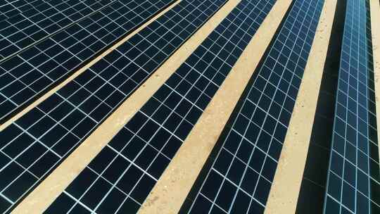 戈壁滩大规模太阳能电板