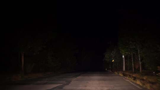 夜间开车行驶在乡间小路夜晚开车驾驶山路视频素材模板下载
