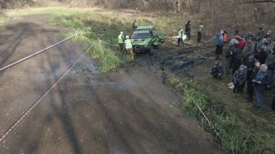 救援人员协助一辆被困在泥浆中的4x4汽车