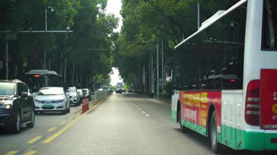 城市道路车窗外风景汽车城市道路公交车行驶