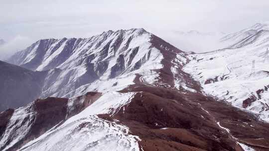 青海拉脊山雪山云雾航拍