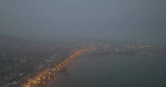 航拍青岛黄昏雨后的道路