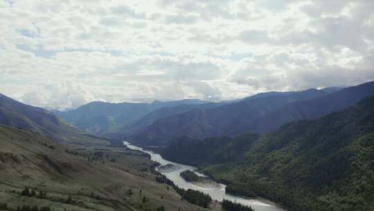 阿尔泰白云下的AK-Kem山谷山脉之间的Katun河