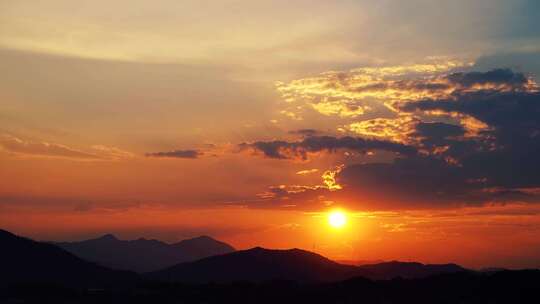 傍晚山峰日落延时唯美夕阳乡村黄昏天空晚霞