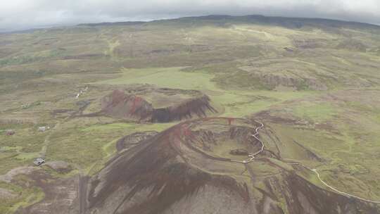 冰岛西部日间火山口格拉布鲁克山的鸟瞰图。