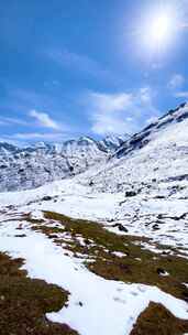 竖屏雪山山脉山峰冬季自然风光