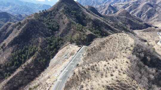 航拍山间蜿蜒公路