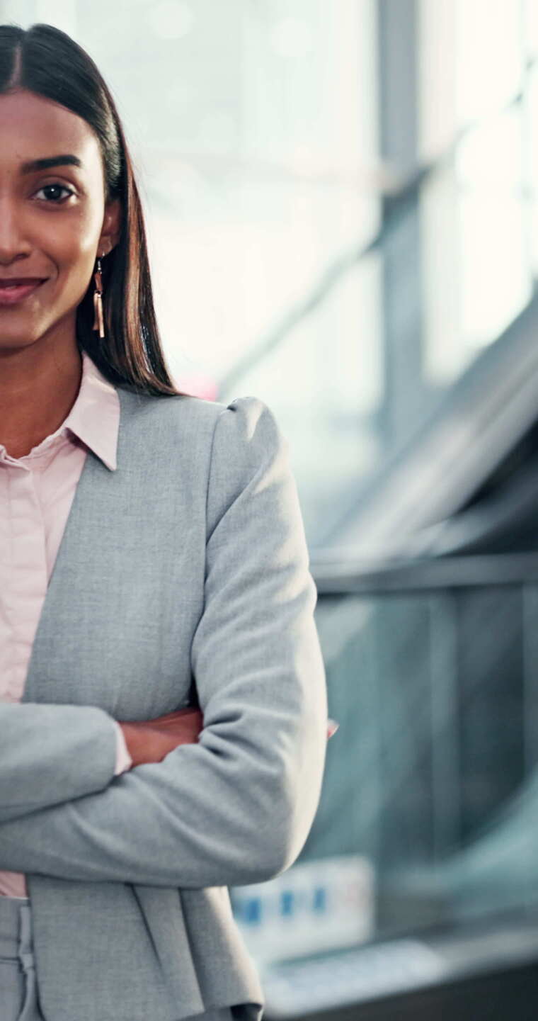 商业、女性和在办公室里双臂交叉的脸，用于