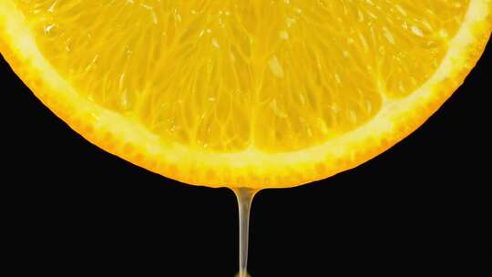 橙汁从一片橙子里滴出特写视频素材模板下载