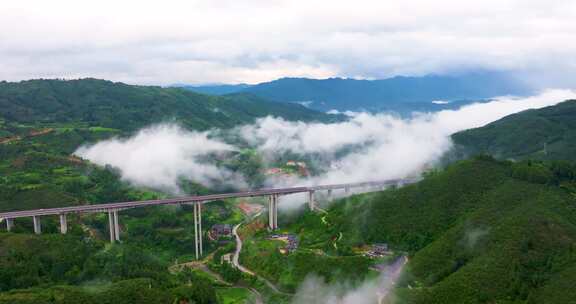 大山里的高速公路风光集合
