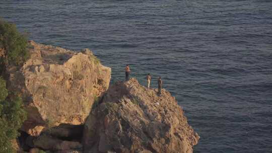 高清4k海洋外国人钓鱼海岸悬崖海边海峡