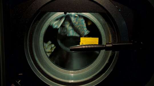 滚筒洗衣机在洗衣服视频素材模板下载