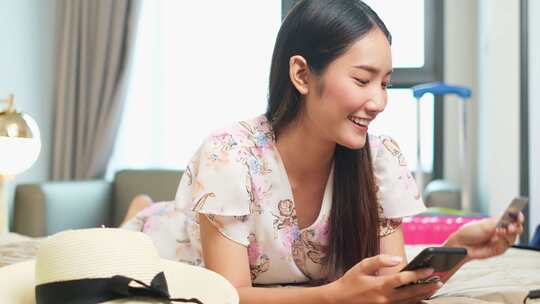 女孩使用手机和信用卡