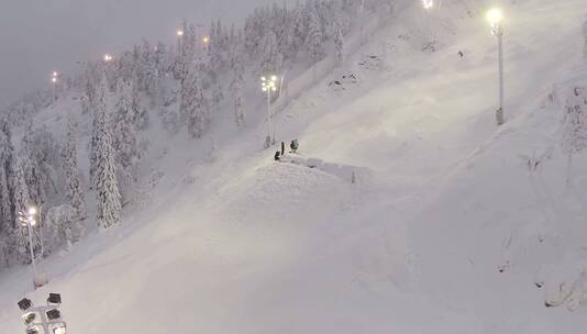 冬季滑雪爱好者在天然溜冰场滑雪