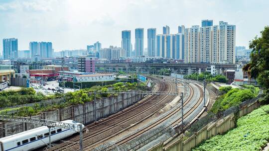 弯道铁路上行驶中的动车高铁火车