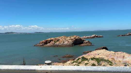 汽车行驶在海边公路第一视角汽车窗外风景