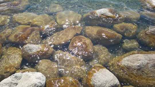 清澈的水面波纹鹅卵石