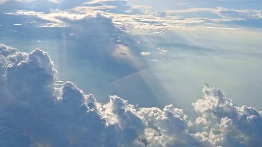 云层 上空视角 万米高空云层 耶稣光