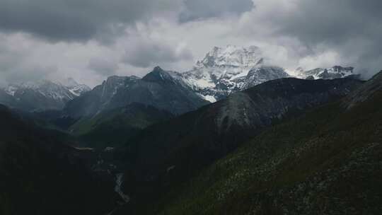 森林雪山 雪山云海 稻城亚丁雪山航拍