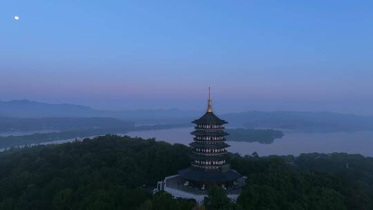 清晨的西湖雷峰塔