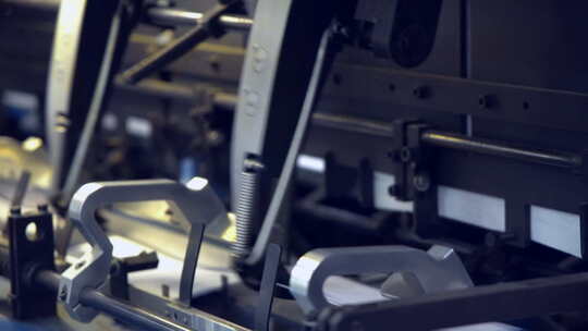 印刷厂流水线生产快速工作的机械视频素材模板下载