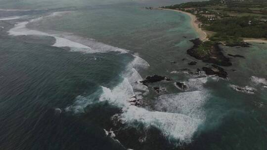 海浪在到达海滩前破碎