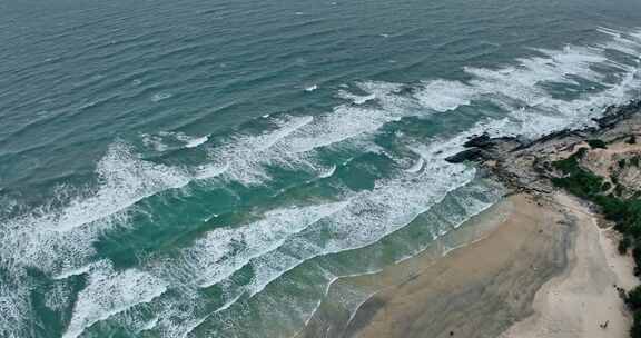 海岸礁石海浪航拍惠州黑排角惠东