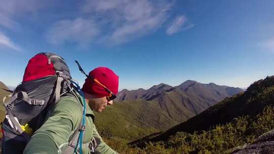 徒步旅行时背着背包的男人