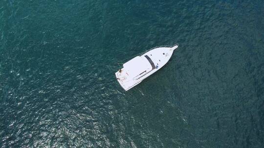 旋转俯拍海面上的海钓船视频素材模板下载