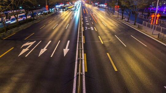 北京城市天际线与高速公路车流