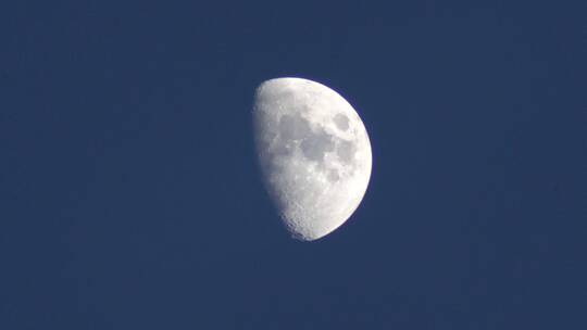 蓝色夜空中的半个月亮