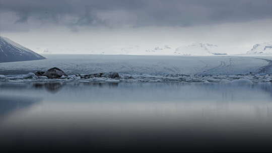 寒冷冰川湖面海面风景延时