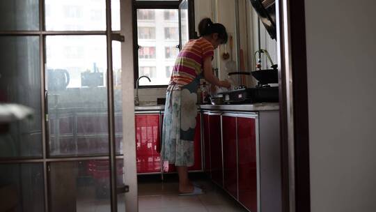 家庭主妇厨房忙碌延时摄影