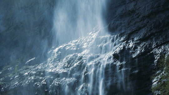 从天然瀑布倾泻而下的水