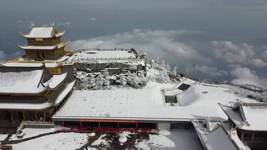 航拍佛教名山四川峨眉山金顶大佛，云雾缭绕