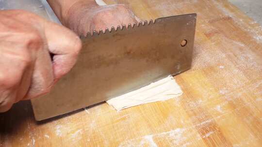 妈妈擀面条手擀面