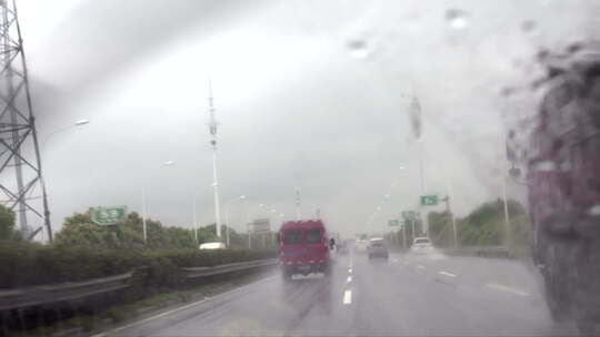 高速公路大货车油罐车 雨天行车拍摄视频素材模板下载