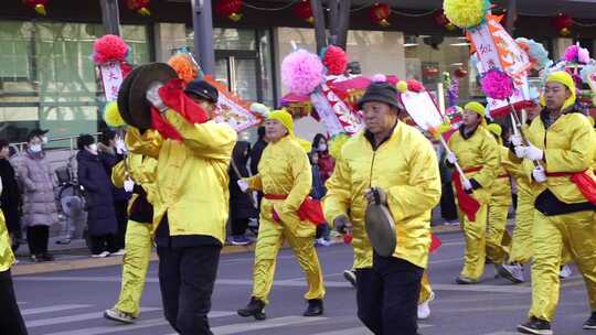 街头传统节日游行队伍