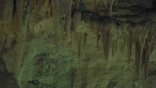喀什特地貌充水溶洞内的钟乳石LOG