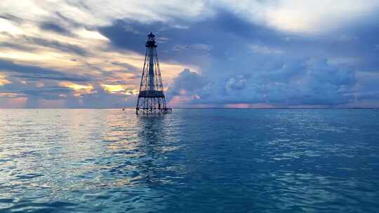 美国佛罗里达群岛海洋上鳄鱼礁（伊斯拉莫拉达）灯塔的平移剪辑视频素材模板下载