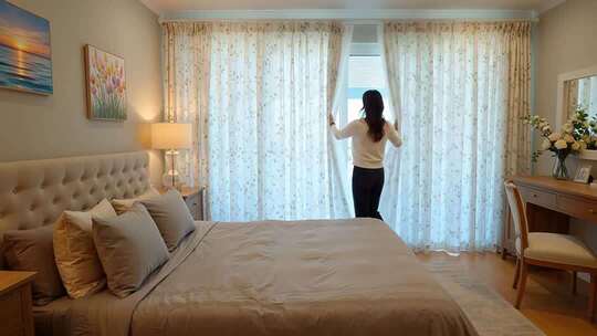 女子在卧室拉开窗帘场景