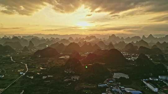 夕阳下的乡村与群山远景