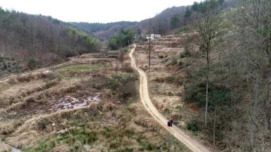 山村乡村 走路 孤单