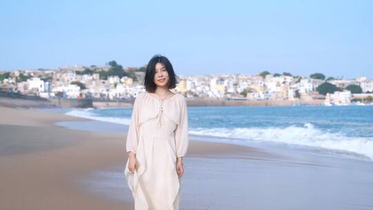 美女海边沙滩欢快奔跑脚步开心看海少女背影