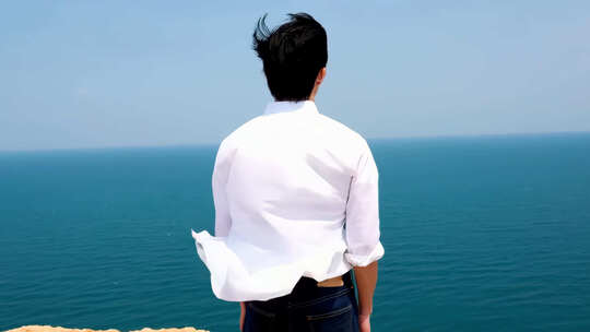海边眺望远方的人 背影