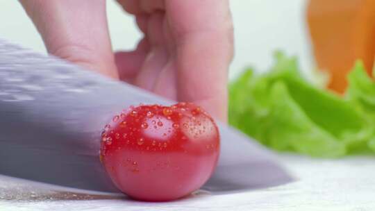 特写用小刀将番茄切成块