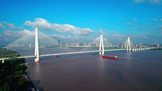 二七长江大桥 蓝天白云 右环绕向上