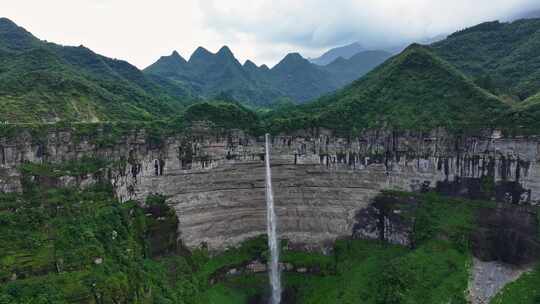 航拍美丽中国喀斯特地貌高山、森林、瀑布